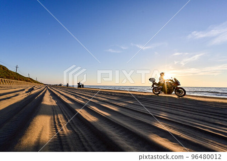 Autumn at Chirihama Nagisa Driveway where motorcycles run on the sandy beach 96480012