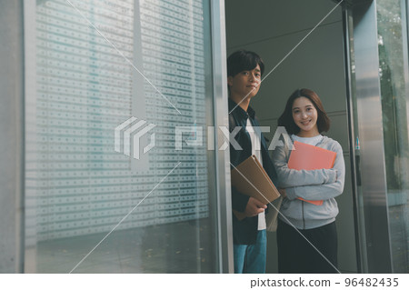 女大學生 大學生 轉變 96482435