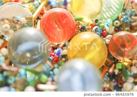 五顏六色的彈珠和珠子 96483976