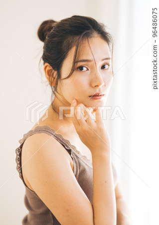 護膚形象,年輕女子 護膚形象,年輕女子 96486075