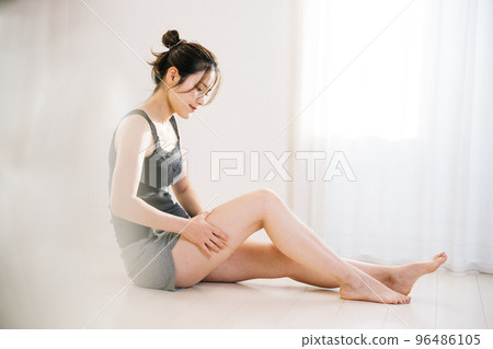 A woman who cares for beautiful legs and legs 96486105