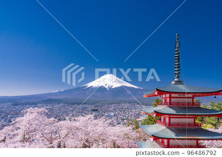 “山梨縣”富士山、五層寶塔和盛開的櫻花、春天的新倉山淺間公園 “山梨縣”富士山、五層寶塔和盛開的櫻花、春天的新倉山淺間公園 96486792