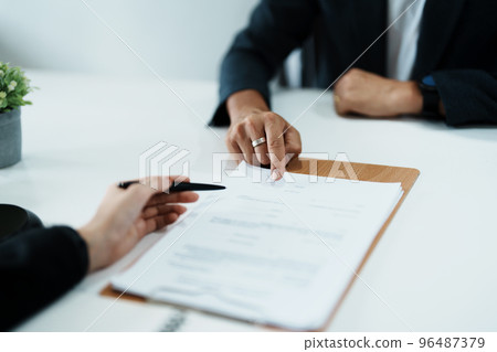 The signing of important documents between the lawyer and the client to enter into an agreement in a court case. 96487379