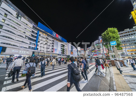 JR池袋站前,人來人往的十字路口【東京都豐島區】 JR池袋站前,人來人往的十字路口【東京都豐島區】 96487568