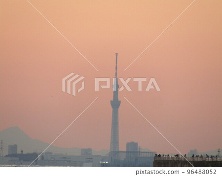 從檢見川海灘看到的夕陽下漂浮的天空樹 從檢見川海灘看到的夕陽下漂浮的天空樹 96488052
