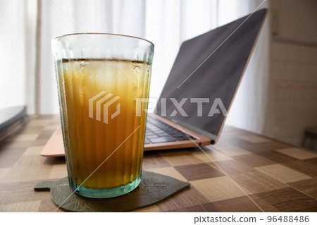 電腦和眼鏡 96488486