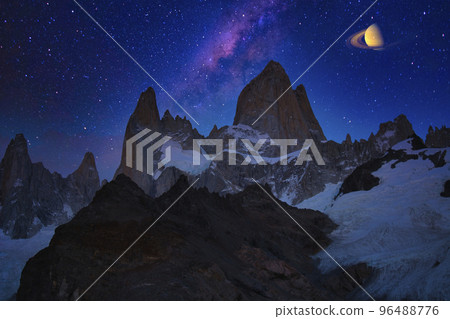 Stargazing at Mount Fitz Roy in Patagonia 96488776