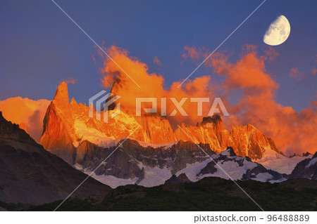 Sunrise clouds on Mount Fitz Roy in Patagonia 96488889