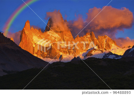 巴塔哥尼亞菲茨羅伊山上的日出雲 96488893