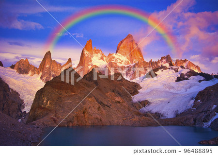 巴塔哥尼亞菲茨羅伊山上的日出雲 96488895