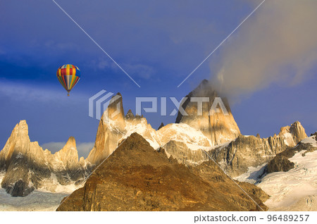 Sunrise at Mount Fitz Roy in Patagonia 96489257
