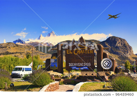 Majestic Mount Fitz Roy in Patagonia 96489460