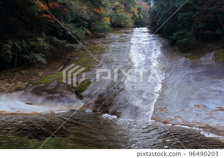 Yukiwa Falls, One of Japan's Top 100 Waterfalls, Autumn (Nametoko Valley, Ehime Prefecture) 96490203