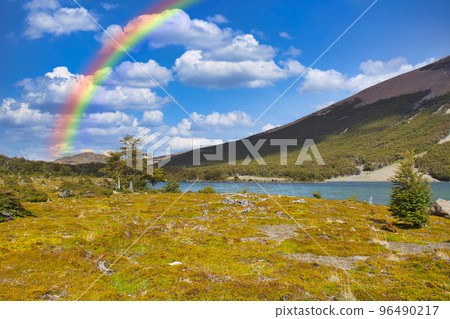 巴塔哥尼亞菲茨羅伊上空的彩虹 96490217