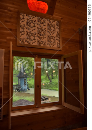 飯能市曙光兒童森林公園，下雨天在咖啡廳避雨，望著窗外淘氣的池塘 96490636