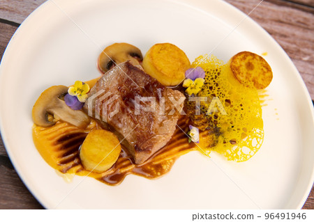 Recipe for veal, potato confit, mushroom, carrot puree, balsamic vinegar sauce, honey and veal stock 96491946