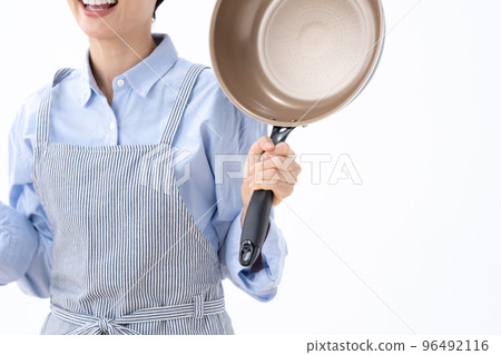 一個煎鍋和煎鍋的女人 96492116