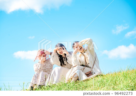 藍天下看起來很開心的女人 藍天下看起來很開心的女人 96492273