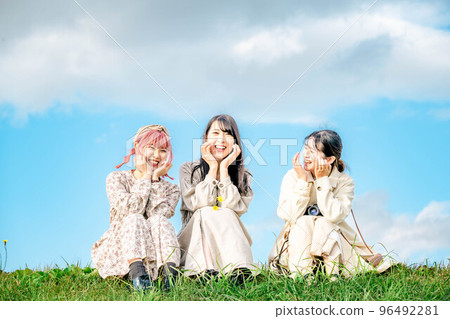 藍天下看起來很開心的女人 96492281