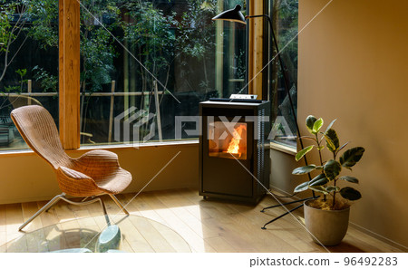 帶顆粒爐和柴火爐的房間 96492283