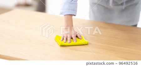 擦桌子的女人 96492516