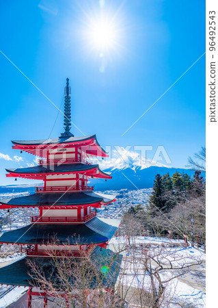 【富士山素材】冬天從新倉山淺間公園看到的富士山和忠靈塔【山梨縣】 【富士山素材】冬天從新倉山淺間公園看到的富士山和忠靈塔【山梨縣】 96492543