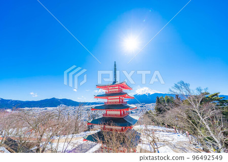 【富士山素材】冬天從新倉山淺間公園看到的富士山和忠靈塔【山梨縣】 96492549