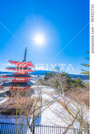 【富士山素材】冬天從新倉山淺間公園看到的富士山和忠靈塔【山梨縣】 96492550