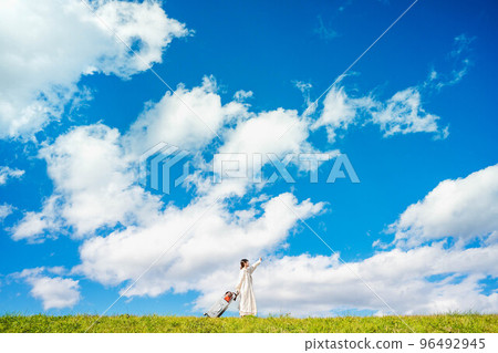 背著隨身包和很多行李下鄉的女人 96492945