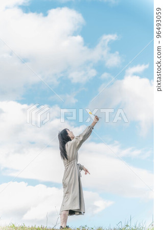 浩瀚藍天下,長發伸手的女子 浩瀚藍天下,長發伸手的女子 96493059