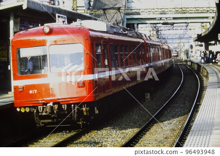 穿過蒲田的京濱（現京急）特快列車，前 600 型，1982 年 11 月 3 日，Kodachrome 64 96493948