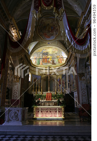 Altar in the church of Saint Martin, Portofino, Italy 96494359