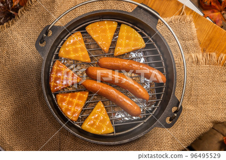 露營地自製煙熏食物 露營地自製煙熏食物 96495529