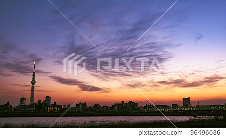 黃昏時的葛飾區、東京四木橋和天空樹 黃昏時的葛飾區、東京四木橋和天空樹 96496086