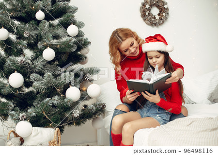 Mother with little daughter at home 96498116