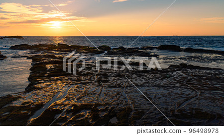 The sky dyed in the morning glow, the sunrise, and the magnificent view of the vast sea The sky dyed in the morning glow, the sunrise, and the magnificent view of the vast sea 96498978