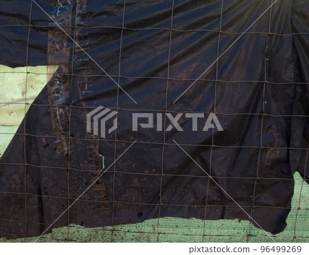 Metal wire fence and synthetic fabric. 96499269