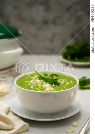 Spinach soup. Green creamy, vegan creamy soup on bright background 96499288