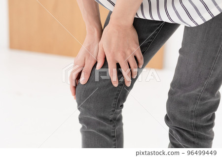 Woman suffering from knee pain 96499449