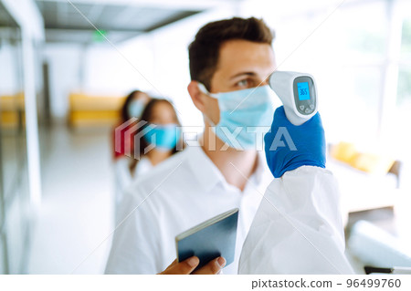 ?hecking the temperature of office workers during the coronavirus pandemic. Covid-19. ?hecking the temperature of office workers during the coronavirus pandemic. Covid-19. 96499760