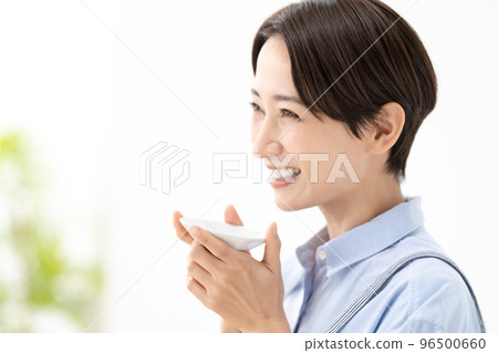 Tasting the food (delicious image) 96500660