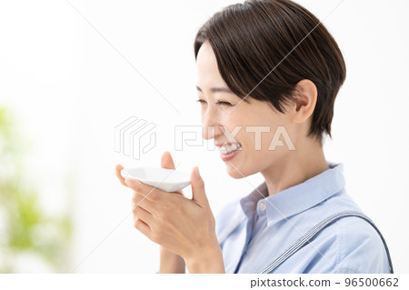 Tasting the food (delicious image) 96500662