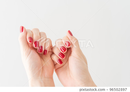 有修指甲的婦女的手 有修指甲的婦女的手 96502897