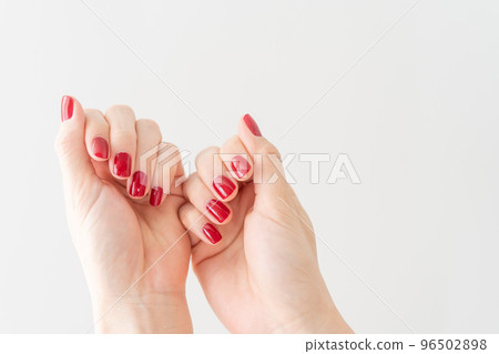 有修指甲的婦女的手 有修指甲的婦女的手 96502898