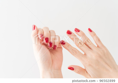 有修指甲的婦女的手 有修指甲的婦女的手 96502899