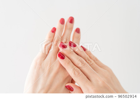 有修指甲的婦女的手 96502914