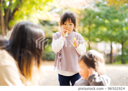 Parent and child playing in the park 96502924