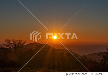 山的晚上風景 96502935