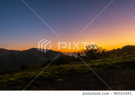 山的晚上風景 96502941