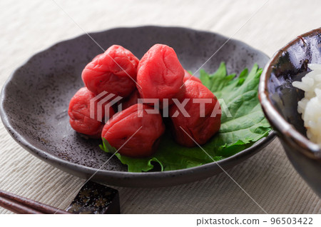 Umeboshi 在白色背景的小盤子上供應 96503422